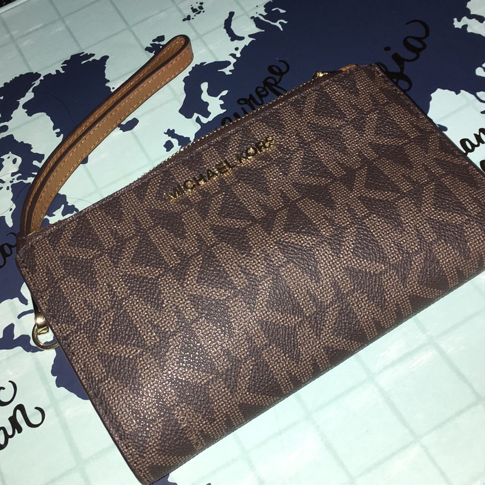 Signature Micheal Kors iPhone Wallet Wristlet